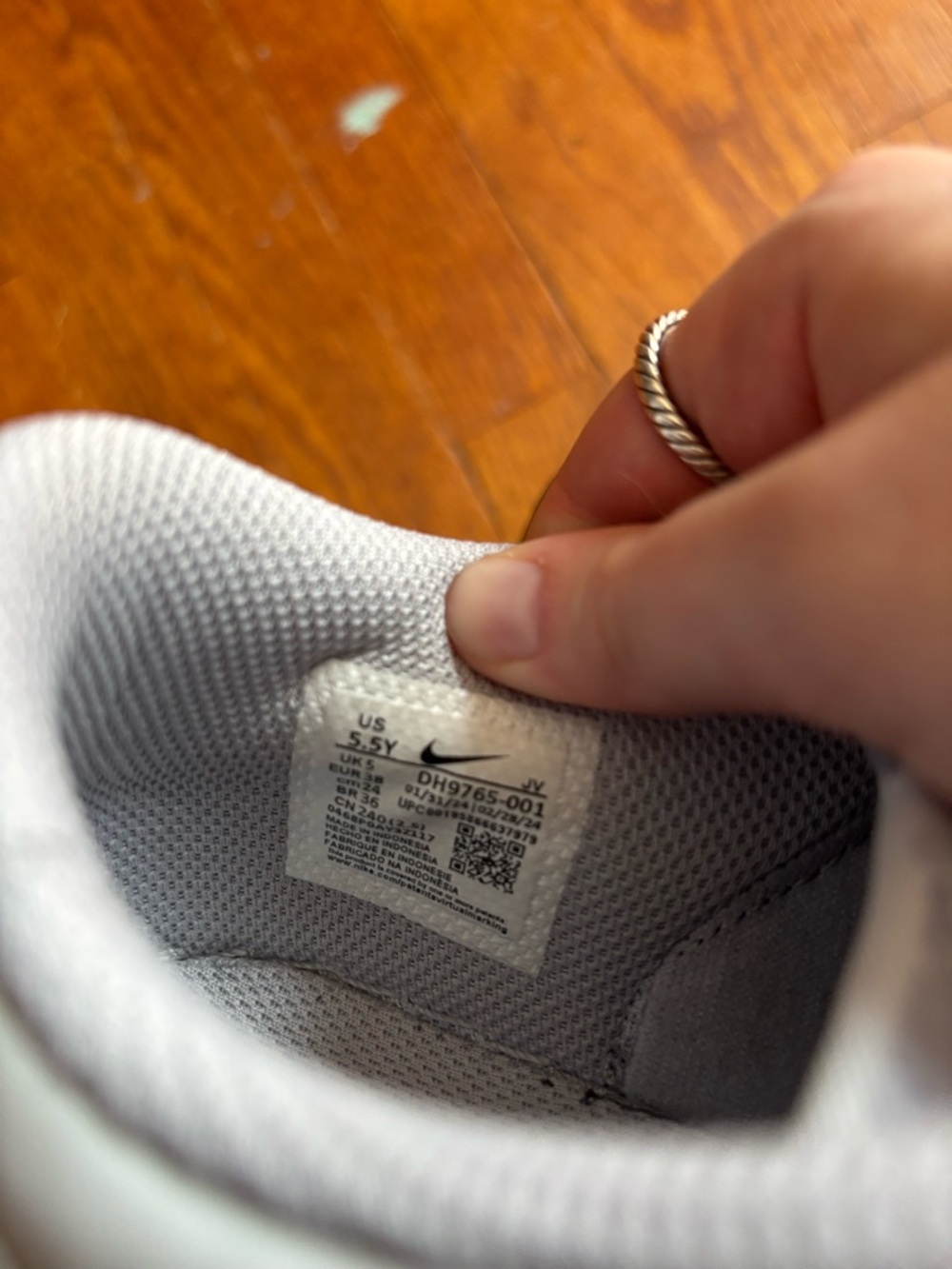 Kids 5.5y (women’s 7) wolf grey dunks - Picture 10 of 10